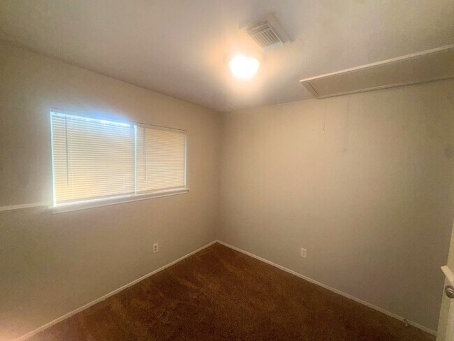 Building Photo - 2222 Riverford Dr