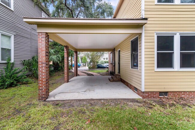 Building Photo - Harleston Village 3 Bed/2.5 Bath Gem Avail...