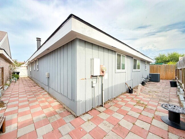 Building Photo - 6506 Briar Glade Dr