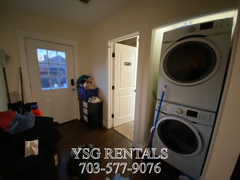 Building Photo - 27 Wait St