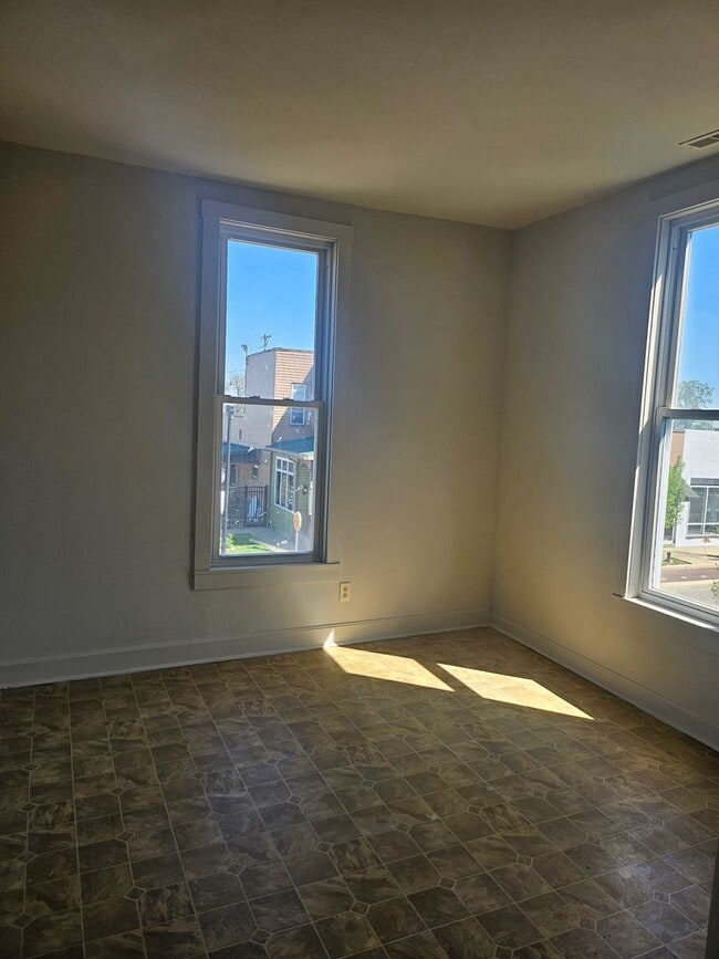 Building Photo - 2 bed apartment with a private back porch