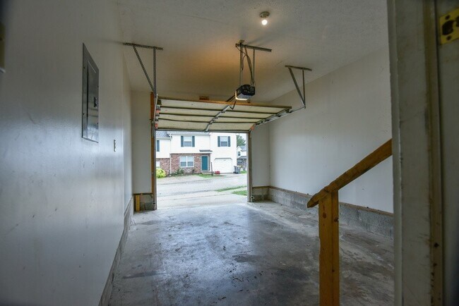 Building Photo - 4 bedroom 2 bath