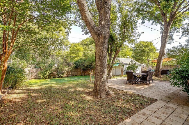 Building Photo - Classic 4 Bed, 2 Bath Home in the Heart of...