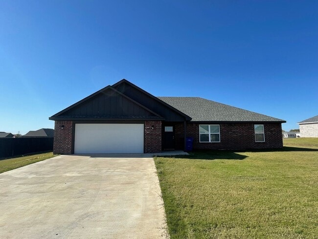 Primary Photo - Spacious 3/2 with Large Lawn Area
