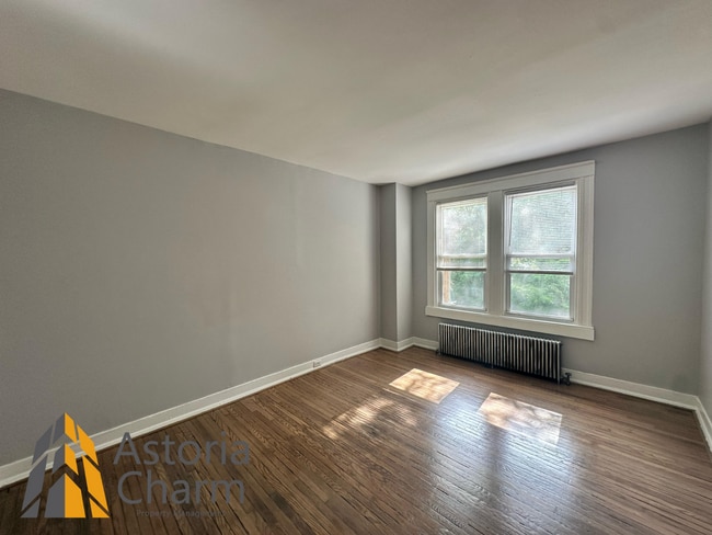 Building Photo - 4 bedroom 1 bath or 3 bedroom + den AVAILA...