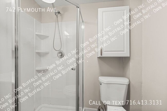 Building Photo - 742 Plymouth Ave