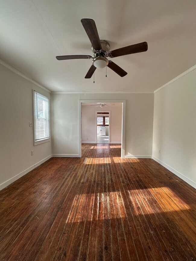 Building Photo - In town - 3 Bedroom, 1 bathroom house move-in ready