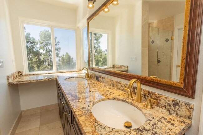 Building Photo - 4 Bedroom / 3 Bathroom Home With Panoramic...