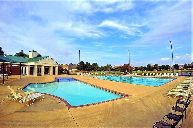 Building Photo - 536 Founders Park Dr W