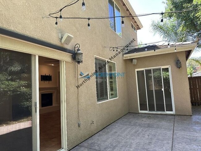Building Photo - 4BR/3BA w/ Solar + Downstairs Bed/Bath in Whitney Oaks