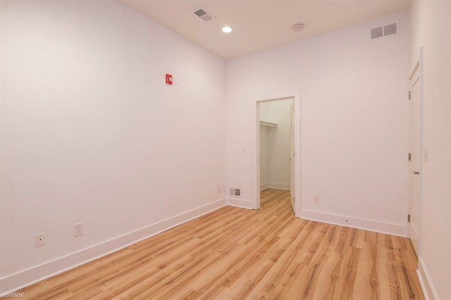 Building Photo - 1 br, 1 bath Triplex - 634 N 12TH ST Unit 1