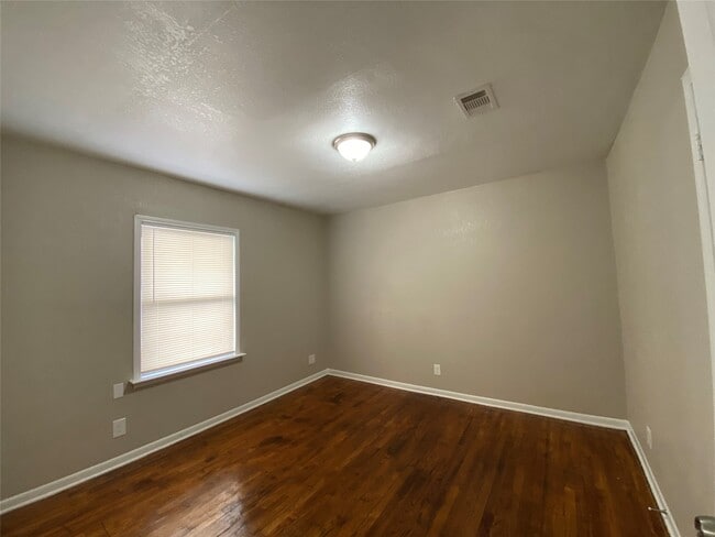 Building Photo - 1305 Zuber Dr