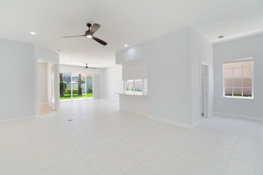 Building Photo - 4786 Blossom Dr