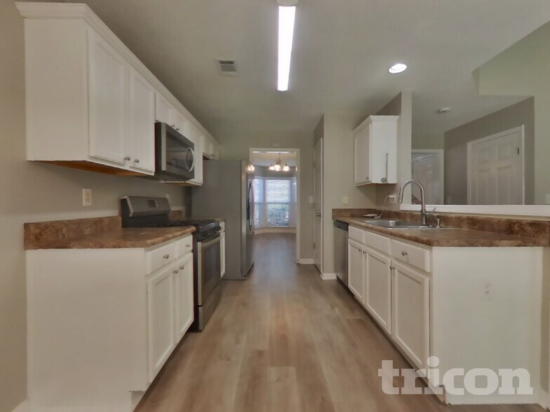 Building Photo - 411 Yarrow Way