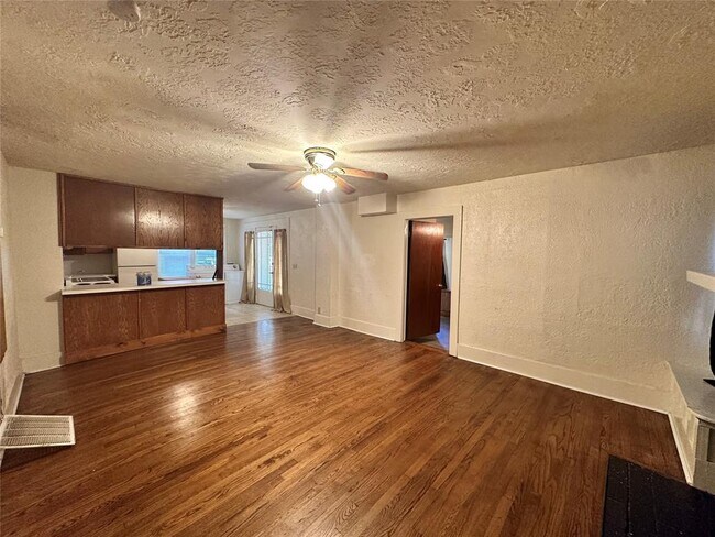 Building Photo - 731 Deans Row Ave