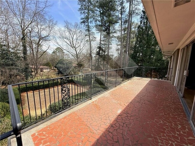 Building Photo - 140 Spring Dr