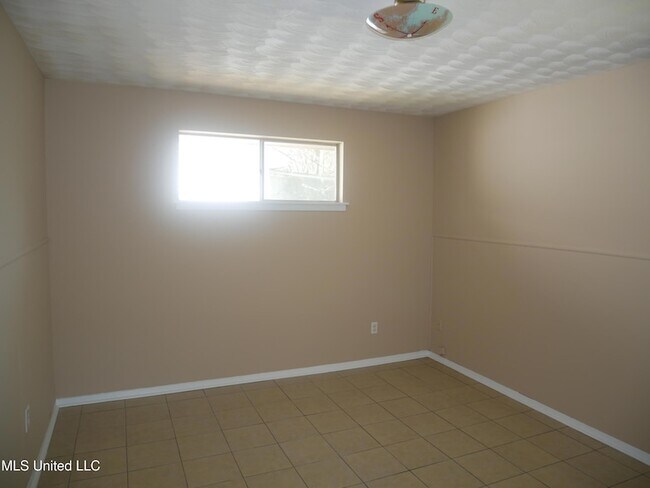 Building Photo - 1416 Vicksburg Dr