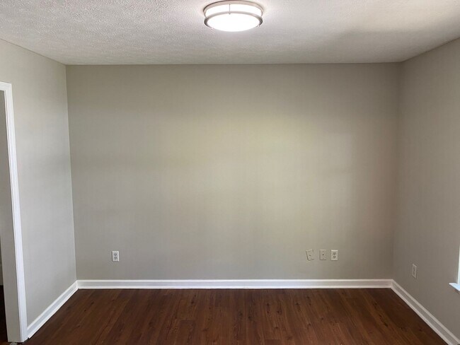 Building Photo - Coming soon! 3 bed 2 bath recently updated