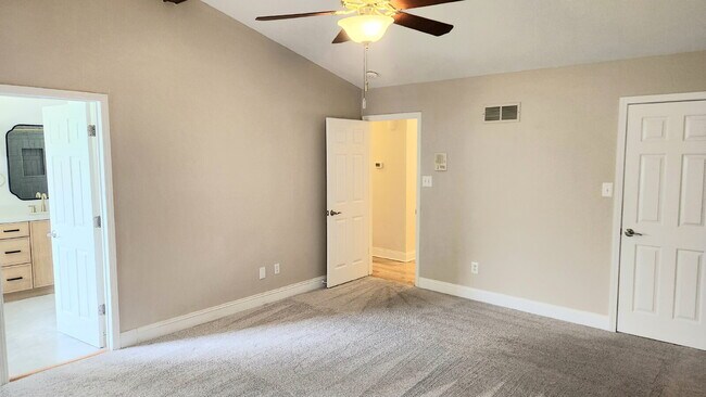 Building Photo - "Charming 3-Bed Oasis with 2.5 Baths on Carrington Court!"