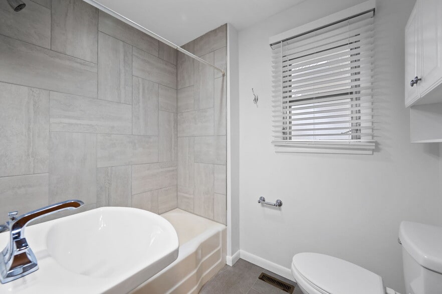 Building Photo - 2115 Ballard Pl