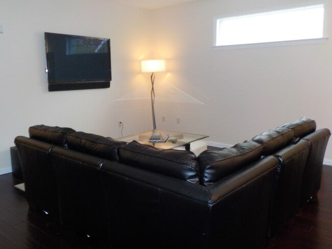 Building Photo - 3 bed, 2 bath house