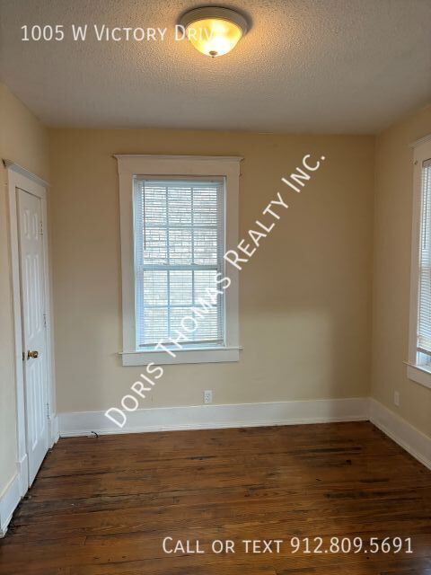 Building Photo - 1005 W Victory Dr