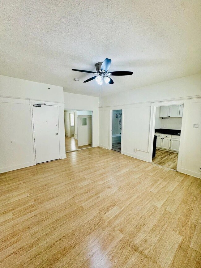 Interior Photo - 984 S. Oxford Avenue,