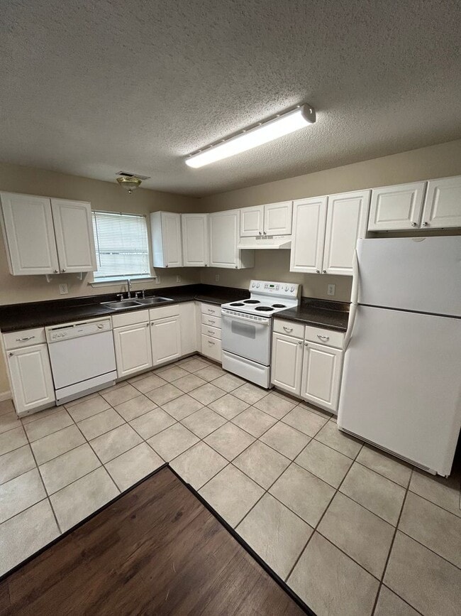 Building Photo - 3/2.5 Nice Townhouse in Armuchee- $1,350