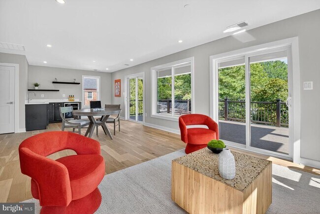 Building Photo - 5310 Cathedral Ave NW