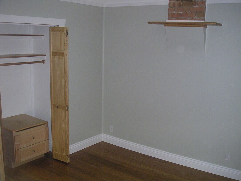 Building Photo - 687 E 4th Ave