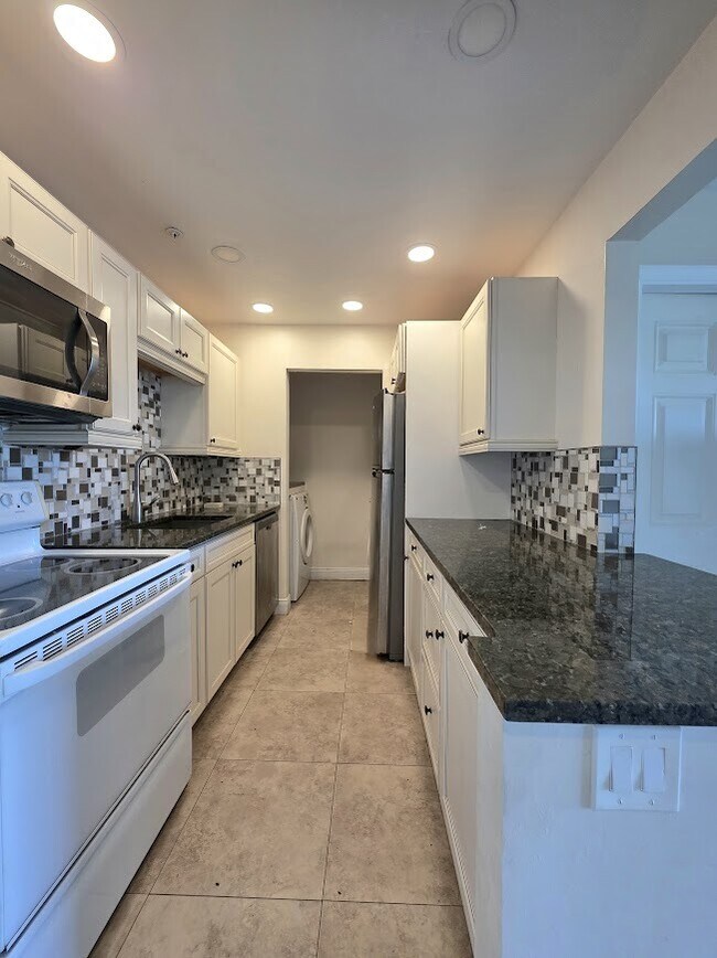 Building Photo - 2845 Winkler Ave