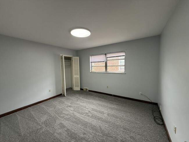 Building Photo - 1111 Elm Park Dr