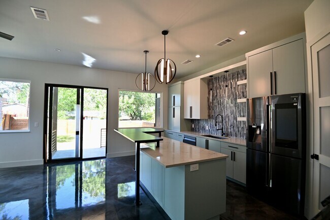 Building Photo - South Austin Oasis