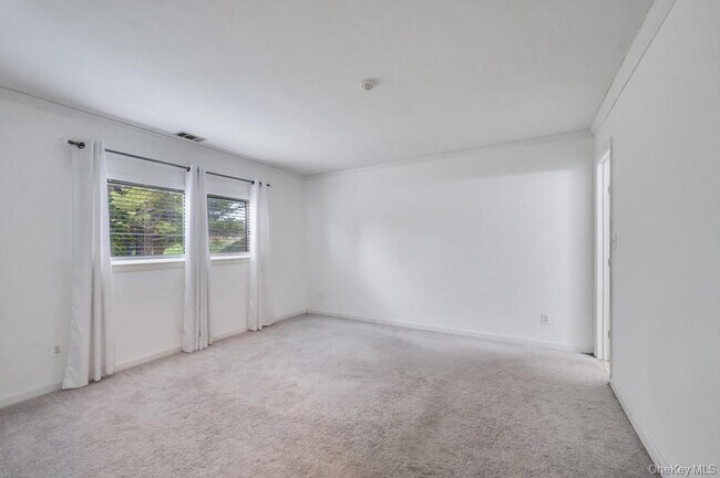 Building Photo - 109 Pointe Cir S