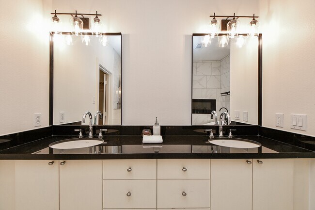 Building Photo - 4702 Austin St