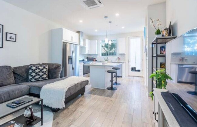 Building Photo - First Month Rent: FREE (with approved lease terms)