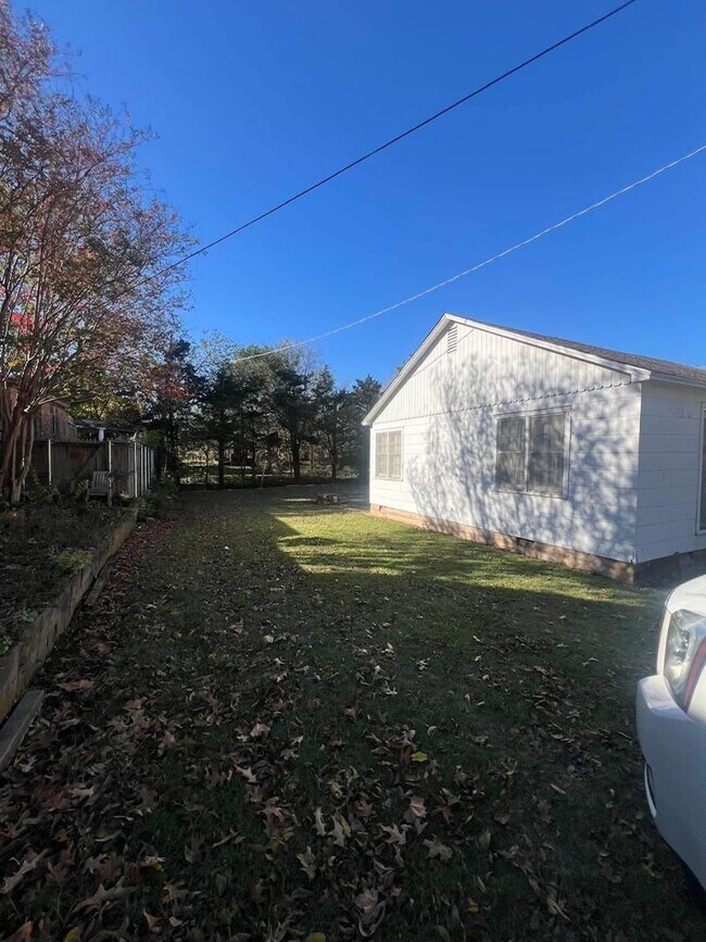 Building Photo - 603 N 11th St