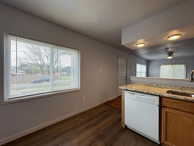 Building Photo - Charming 3 Bedroom / 2 Bathroom (1176 sf)
