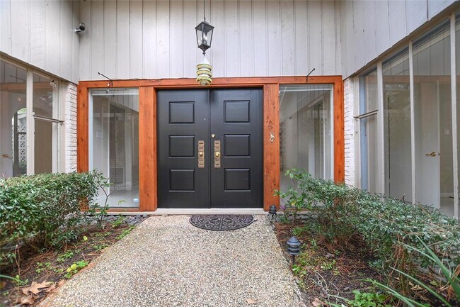 Building Photo - 1215 Briarpark Dr