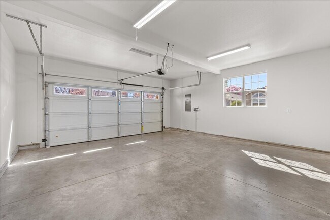 Building Photo - 2350 Finch Ln