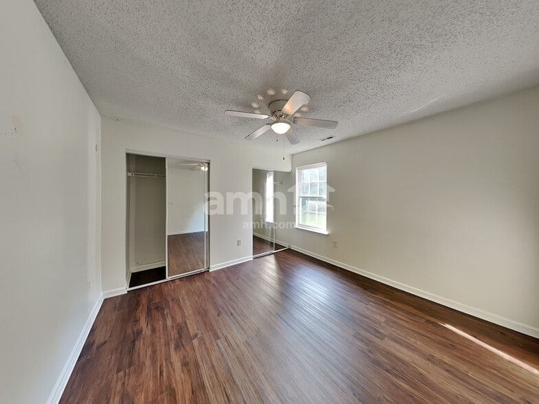 Building Photo - 1003 Glen Hollow Dr