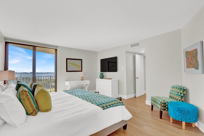 Building Photo - 5420 N Ocean Dr