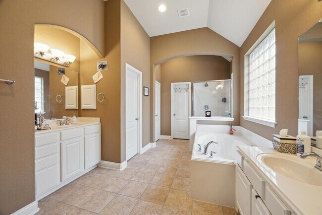 Building Photo - 2401 Harbor Chase Dr