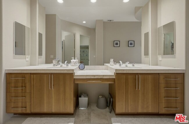 Building Photo - 50025-50021 Vía Aldea