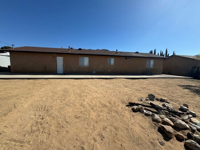 Building Photo - Apple Valley Home in Sycamore Rocks Area