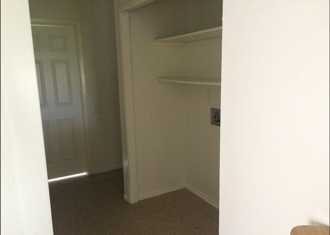 Building Photo - Cute 2/2 duplex with a garage