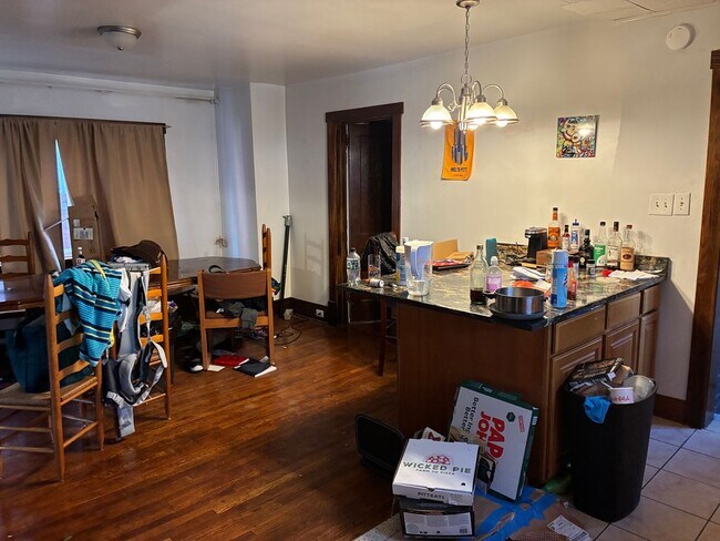 Building Photo - 5 Potential Bedroom, 2 Kitchens, 2 Bath Available 7/1 NEAR CAMPUS!!!!