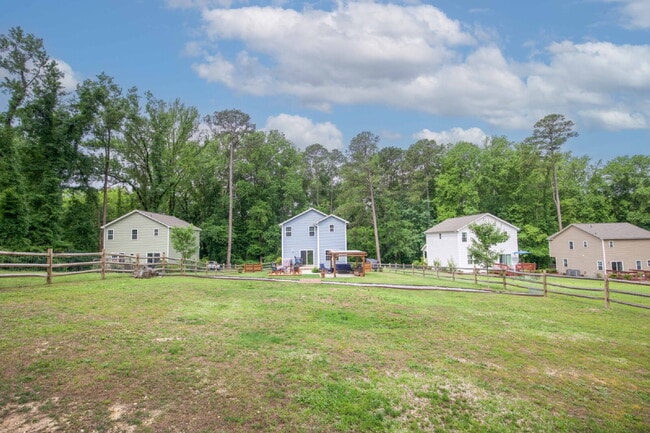 Building Photo - Charming 3-bedroom, 2.5-bath home nestled in the heart of Carthage