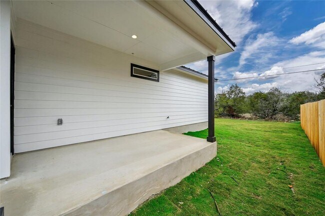 Building Photo - New Lago Vista Duplex