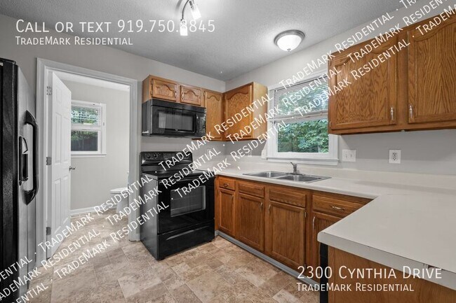 Building Photo - 2300 Cynthia Dr